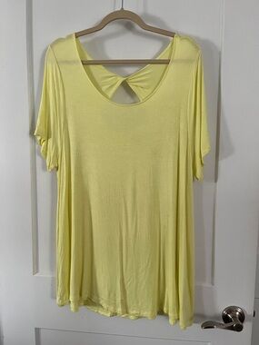 Lane Bryant Light Yellow Short Sleeve Twist-Back Tunic